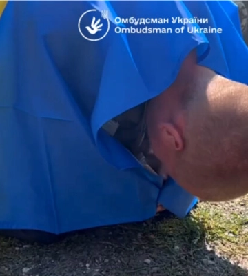 Повернення українських захисників із полону: перші емоції (відео)
