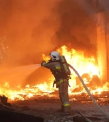 Вогнеборці ліквідували масштабну пожежу на закинутому об&#039;єкті в Миколаєві