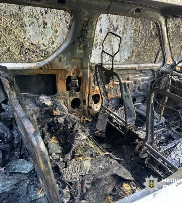 В Одесі чоловік навмисне спалив автомобіль сусіда