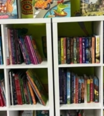 Пара молодят подарувала Закарпатській обласній дитячій лікарні книги та підручники для маленьких пацієнтів