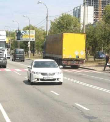 На Київщині через спеку обмежили рух вантажівок