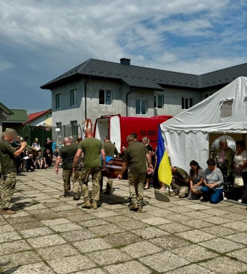 День сповнений болю та горя: на Волині провели в останню дорогу Героя Володимира Скребньова