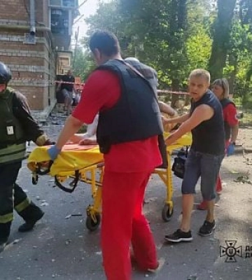Во время обстрела Никополя спасатели спасли 5 человек