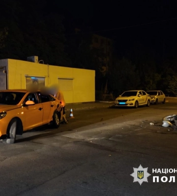 В Одесі легковий автомобіль збив двох підлітків на мотоциклі
