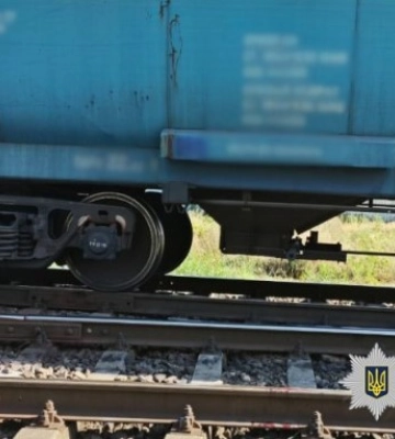 В Одесі хлопець зазнав травм на залізниці, бо переходив колії в навушниках