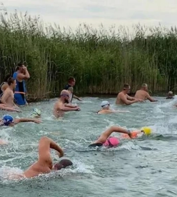 Мешканці Вараської громади змагалися в олімпійському виді спорту, де треба бігти, пливти та їхати