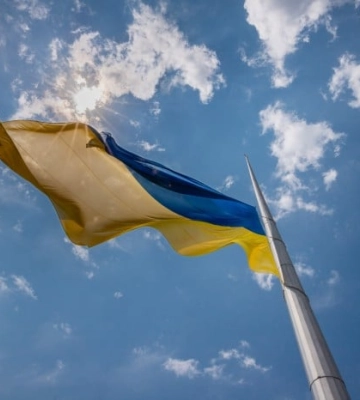 У Києві приспустили головний прапор України