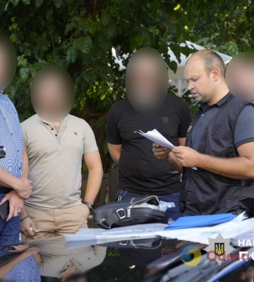 В Одесі хлопець зазнав травм на залізниці, бо переходив колії в навушниках