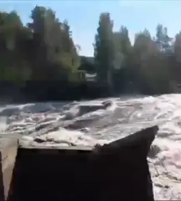 У Росії вода змила ще одну дамбу: один загиблий, опубліковано відео з місця прориву