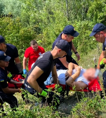 Рятувальники допомогли чоловіку, який травмувався у Вовчинецьких горах