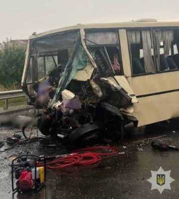 На Львівщині автобус зіткнувся з автопоїздом, є загиблі