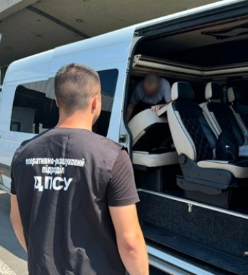 Прямував до Румунії: чоловіка виявили у багажнику мікроавтобуса