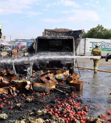 У Запоріжжі на ринку згоріли павільйон і два вантажівки