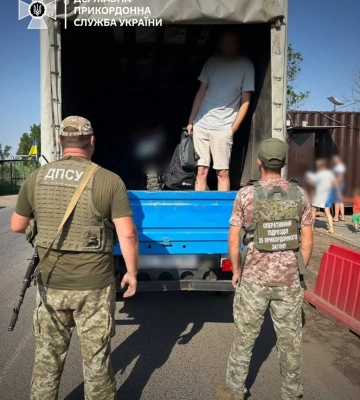 Перевозчик за 7 тыс. долларов пытался переправить мужчину за границу: в фуре обустроил тайник