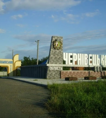 У Чернівцях троє чоловіків викрали прапор УПА з флагштока - поліція