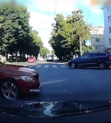 За секунди до ДТП: у Рівному знайшли водія BMW, який створив аварійну ситуацію