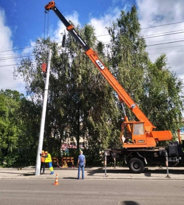 Комунальники у Рівному замінили небезпечну опору