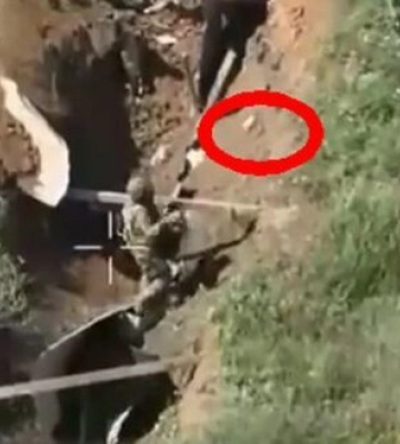 Окупант &quot;збиває&quot; лобом український дрон. ВIДЕО