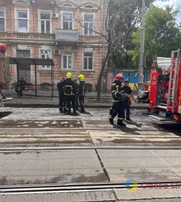 У центрі Одеси горить будинок (фото, відео, оновлюється)