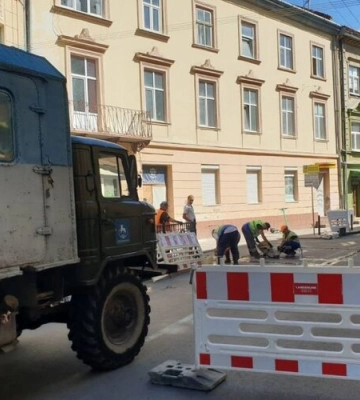 У Львові монтують каналізаційний колодязь. Водіїв попереджають про ситуативне перекриття проїзду