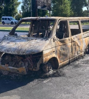 В Киевской области задержали мужчину и женщину, которые сожгли авто военнослужащих и волонтеров. Фото и видео