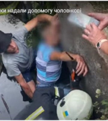 З’явилося відео, як в Сумській області рятувальники надали допомогу чоловікові