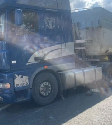 Під Миколаєвом сталась аварія з участю двох фур і мікроавтобуса: загинув водій, дорога заблокована.