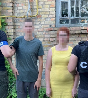 На Київщині затримали чоловіка і жінку, які спалили автівки військовослужбовців та волонтерів. Фото і відео