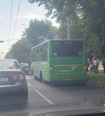 У Черкасах на перехресті сталася ДТП між автомобілем та маршруткою