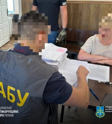 На Одещині працівники суду за гроші сприяли схемі незаконного виїзду за кордон чоловіків призовного віку