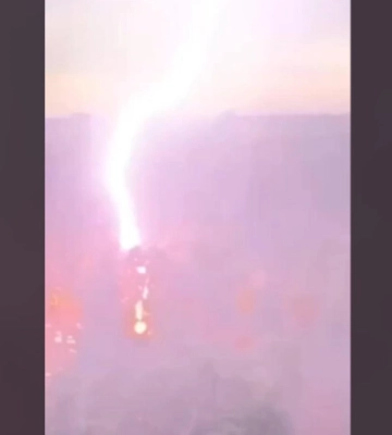 У Києві блискавка влучила в парковку (відео)