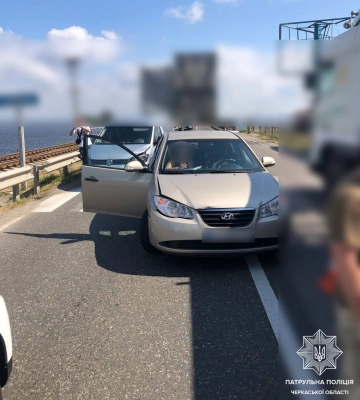 Зіткнулися дві машини: на дамбі в Черкасах сталася аварія