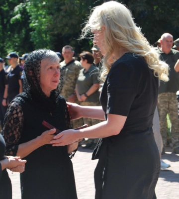 “В моєму серці він герой”: в Івано-Франківську відбувся “Дзвін пам’яті”
