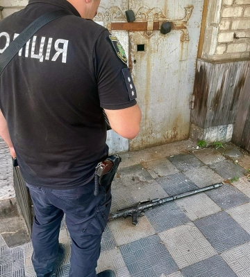 В Ізюмському районі Харківщини правоохоронці викрили чоловіка у незаконному збуті зброї (відео)