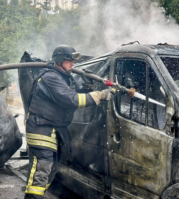 Військові рф скинули вибухівку з дрона на цивільне авто у середмісті Херсона