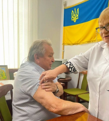 На Львівщині вакцинували від двох хвороб голову і 16 працівників міської ради