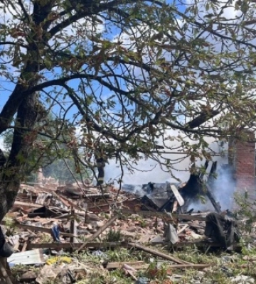 Авіаудар по Харківщині: рятувальник приїхав на пожежу в свій дім, де загинула дружина