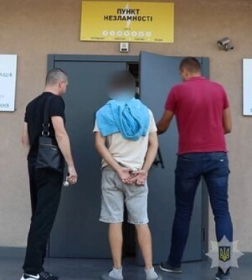 Поліція затримала двох неповнолітніх за підпал автомобілів військового та волонтера на Дніпропетровщині