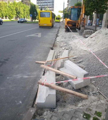 У Львові встановлюють перші кассельські бордюри