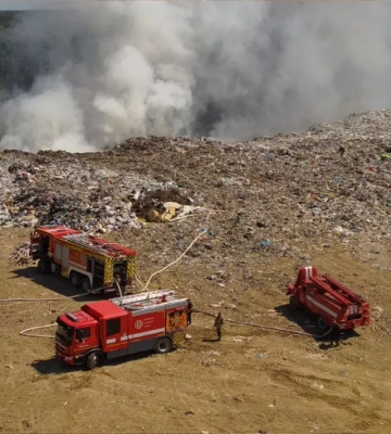 Рятувальники Франківщини показали як гасили займання сміттєзвалища