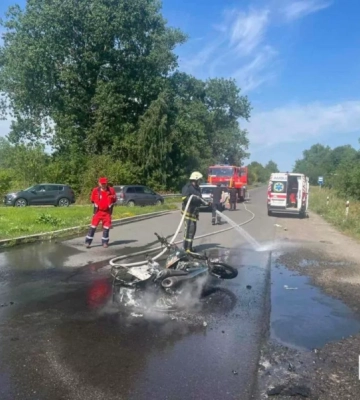На Волині внаслідок ДТП загорівся мотоцикл, водія госпіталізували. Фото