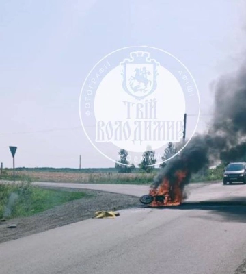 На Волині внаслідок ДТП загорівся мотоцикл, водія госпіталізували. Фото