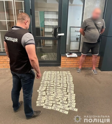 Завідувача кафедри харківського вишу викрито на хабарі 10 тисяч доларів США