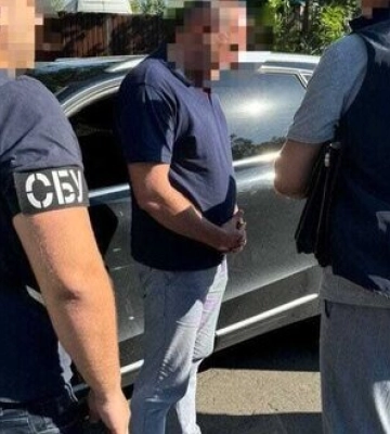 На отриманні хабаря на Рівненщині викрили посадовця зі спільниками