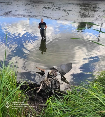 У Києві сапери знайшли в одному з озер уламки російської крилатої ракети. Фото і подробиці