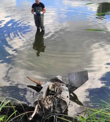 У Києві сапери знайшли в одному з озер уламки російської крилатої ракети. Фото і подробиці