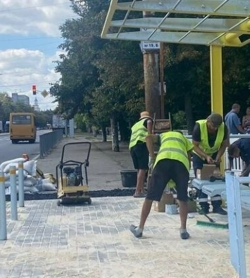 Для безпечного очікування транспорту: у Дніпрі встановлюють нові зупинки