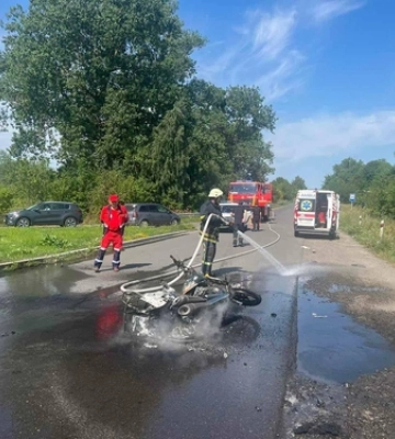 На Волині внаслідок ДТП загорівся мотоцикл, водія госпіталізували. Фото