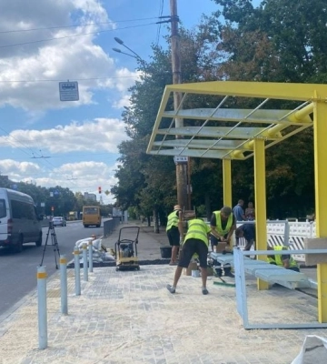 У Дніпрі на вулиці Робочій встановлюють нові сучасні зупинки