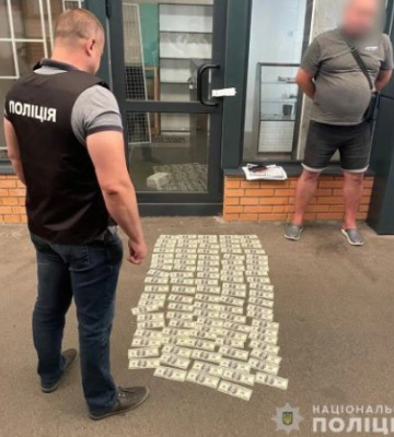 Завідувача кафедри харківського вишу викрито на хабарі 10 тисяч доларів США